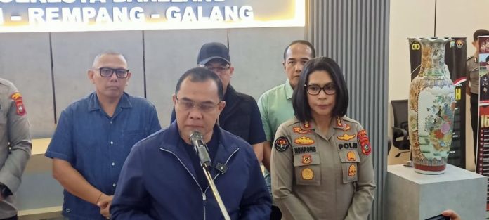 Wakabareskrim Polri, Irjen Pol Nunung Syaifuddin memberikan keterangan pers di Polresta barelang, Minggu (16/8/2026).