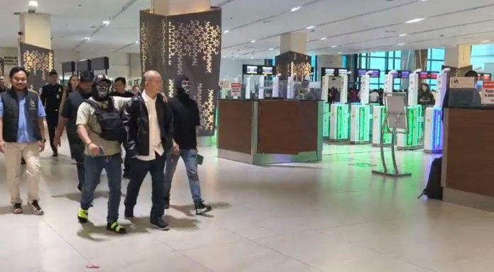 Pengusaha Batam Yuwanky ditangkap di Bandara Soekarno Hatta, saat tiba di Jakarta dari Singapura. Kamis (27/8/2026) sore. Foto: Dok. Bareskrim Polri