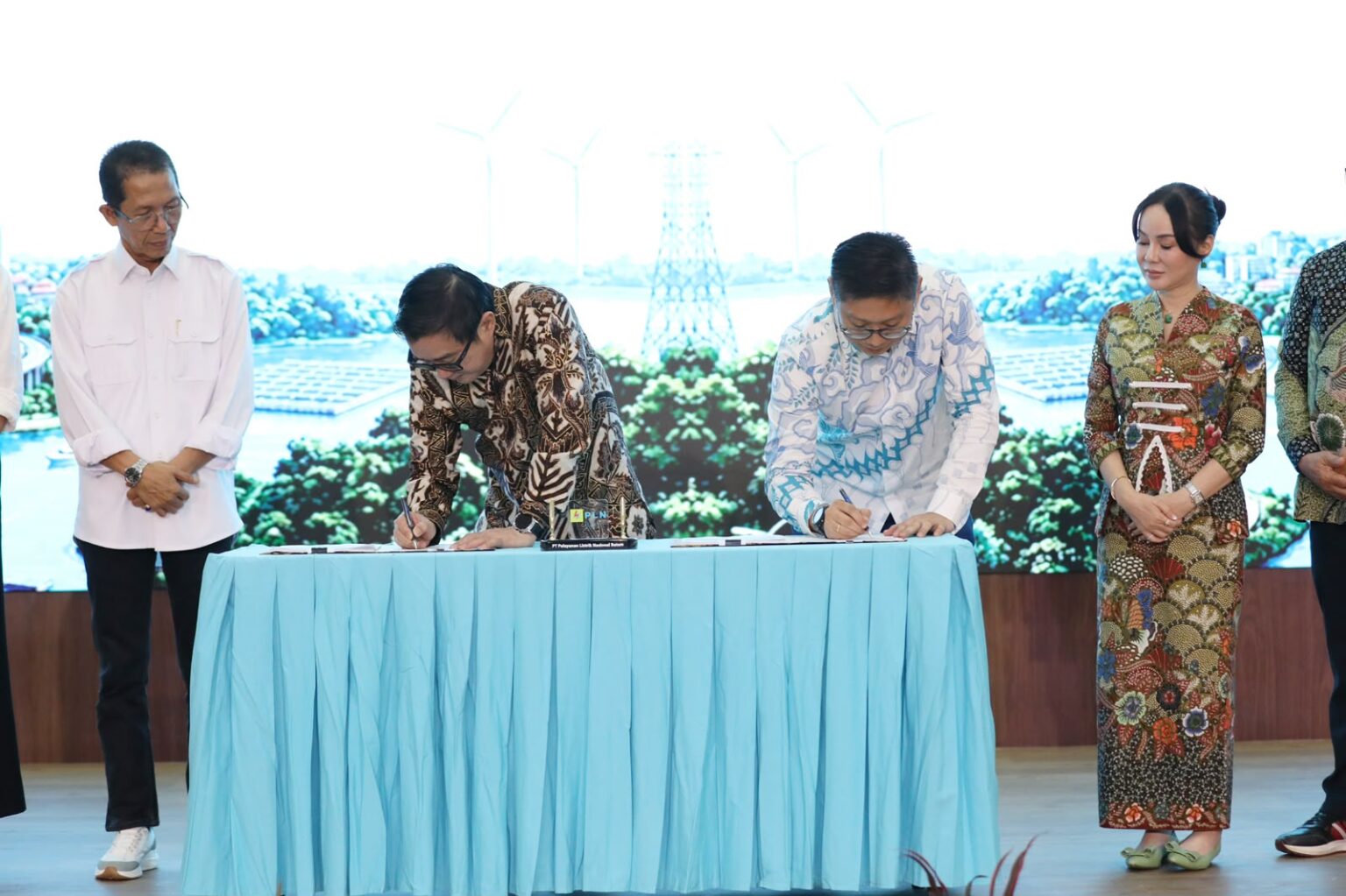 Wali Kota Batam, Amsakar Achmad, bersama Wakil Wali Kota Batam, Li Claudia Chandra, menyaksikan penandatanganan PJBTL antara PT PLN Batam dan PT Altiva Identity Data Center di Auditorium Tanjung Kasam, Kantor PLN Batam, Selasa (28/7/2026). HUMAS DISKOMINFO BATAM / RICKY WIHENDAR