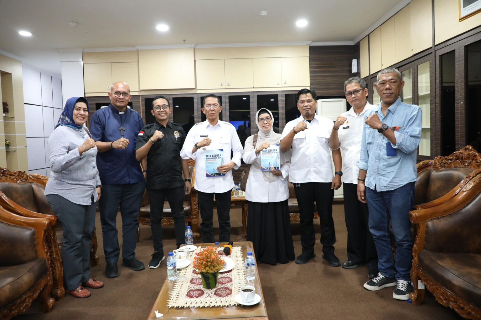 Wali Kota Batam, Amsakar Achmad, bersama pengurus FKDM Kota Batam di Kantor Wali Kota Batam, Rabu (2/9/2026). HUMAS DISKOMINFO BATAM