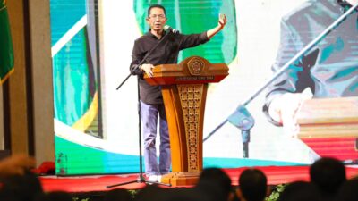 Wali Kota Batam, Amsakar Achmad, mengisi kuliah umum kepada 1.600 mahasiswa baru UIS Batam di Swiss-Belhotel Harbour Bay, Minggu (6/9/2026) malam