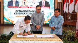 Wali Kota Batam, Amsakar Achmad, menandatangani kesepakatan antar Pemko Batam dan APINDO Batam dan disaksikan Wamendagri, Bima Arya, di Kantor Wali Kota Batam, Jumat (11/9/2026). HUMAS DISKOMINFO BATAM