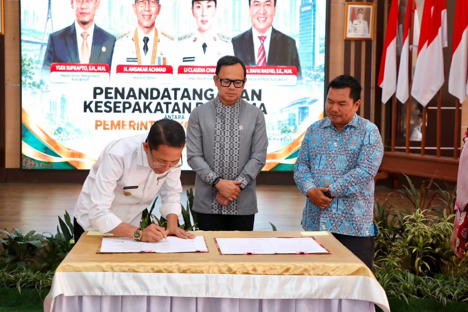 Wali Kota Batam, Amsakar Achmad, menandatangani kesepakatan antar Pemko Batam dan APINDO Batam dan disaksikan Wamendagri, Bima Arya, di Kantor Wali Kota Batam, Jumat (11/9/2026). HUMAS DISKOMINFO BATAM