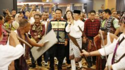 Wali Kota Batam, Amsakar Achmad, disambut tarian khas NTT saat menghadiri Mubes PK NTT Kota Batam di Golden View Hotel, Sabtu (12/9/2026). HUMAS DISKOMINFO BATAM