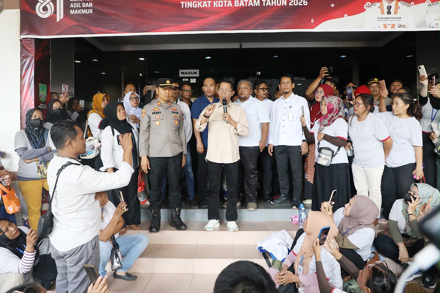 Wali Kota Batam, Amsakar Achmad, menemui pekerja di depan Kantor Wali Kota Batam, Rabu (16/9/2026). HUMAS DISKOMINFO BATAM