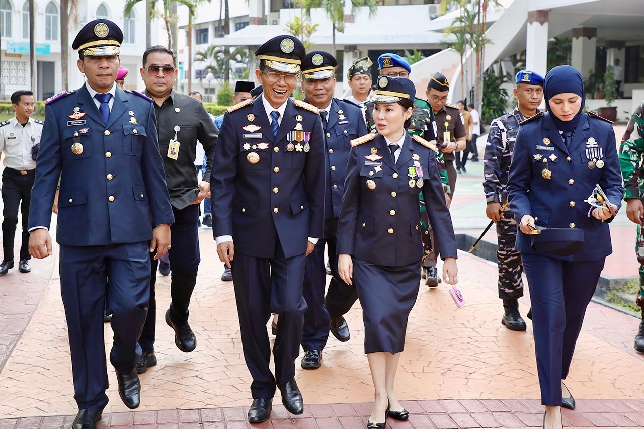 Wali Kota Batam, Amsakar Achmad, bersama Wakil Wali Kota Batam, Li Claudia Chandra, menghadiri Upacara Peringatan Harhubnas Tingkat Kota Batam 2026 di Dataran Engku Putri, Batam Centre, Senin (21/9/2026). HUMAS DISKOMINFO BATAM