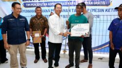 Wali Kota Batam, Amsakar Achmad, menyerahkan bantuan sarana dan prasarana perikanan saat meresmikan Tim Cakalang di Pulau Kasu, Belakang Padang, Selasa (22/9/2026). HUMAS DISKOMINFO BATAM / DHEO ANANDA PUTRA
