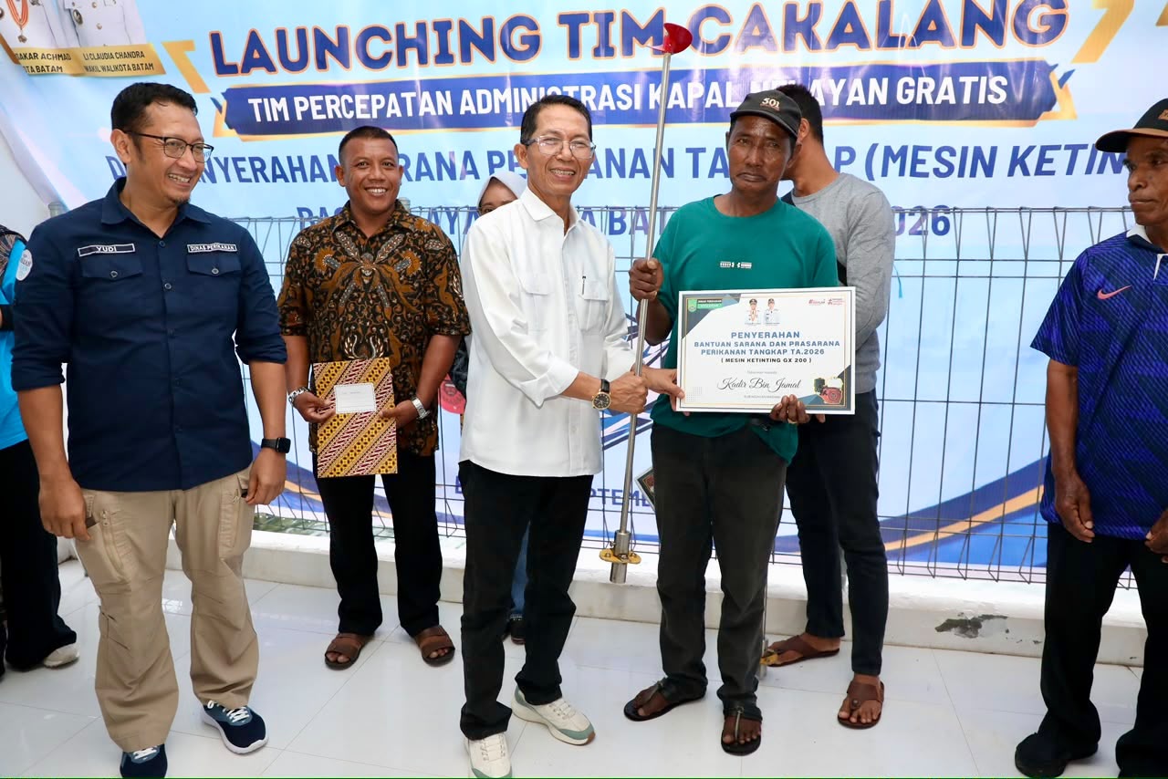 Wali Kota Batam, Amsakar Achmad, menyerahkan bantuan sarana dan prasarana perikanan saat meresmikan Tim Cakalang di Pulau Kasu, Belakang Padang, Selasa (22/9/2026). HUMAS DISKOMINFO BATAM / DHEO ANANDA PUTRA