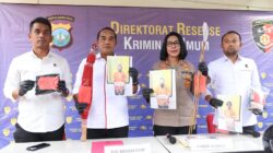 Polda Kepulauan Riau menetapkan tiga orang sebagai tersangka dalam penanganan perkara dugaan tindak pidana kekerasan secara bersama-sama yang terjadi di Pulau Setokok.