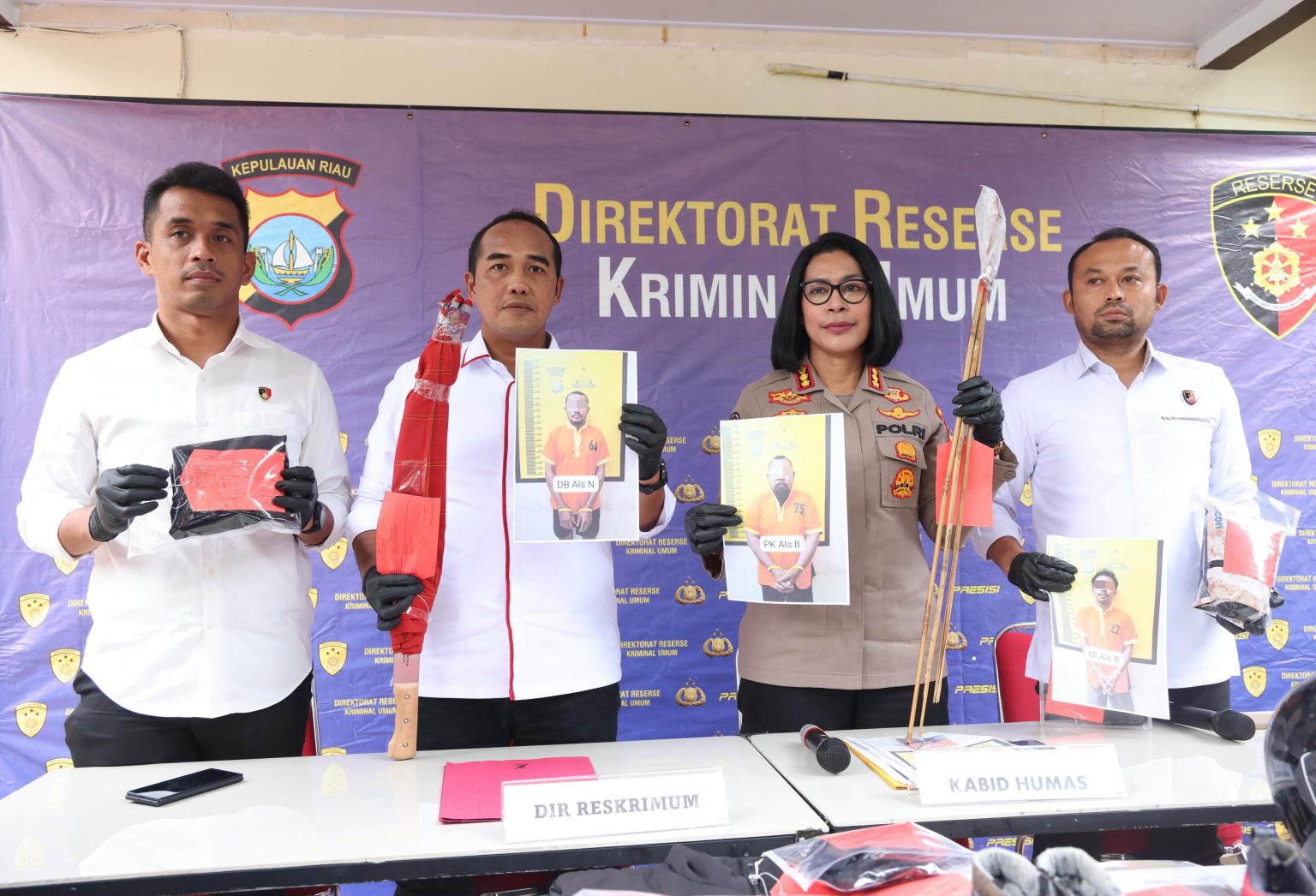 Polda Kepulauan Riau menetapkan tiga orang sebagai tersangka dalam penanganan perkara dugaan tindak pidana kekerasan secara bersama-sama yang terjadi di Pulau Setokok.