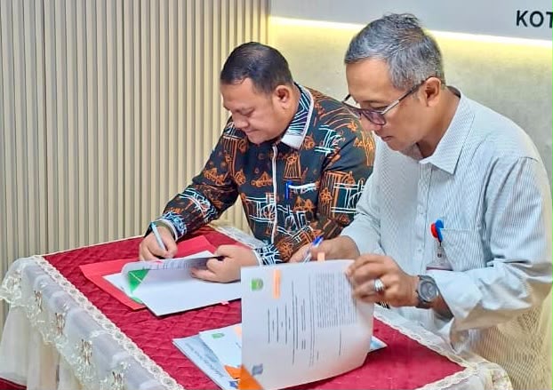 Kepala BRIDA Kota Batam, Efrius, bersama Kepala BRIDA Kota Surabaya, Agus Imam Sonhaji, menandatangani PKS bersama di Kantor BRIDA Kota Surabaya, Kamis (24/9/2026). Dok PEMKO BATAM