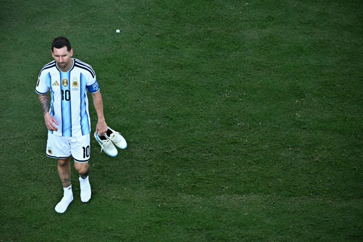 Ekspresi penyerang Argentina, Lionel Messi, seusai timnya kalah dari Spanyol pada pertandingan final Piala Dunia 2026 di Stadion New Jersey, Rutherford, pada 19 Juli 2026. (JEWEL SAMAD/AFP)