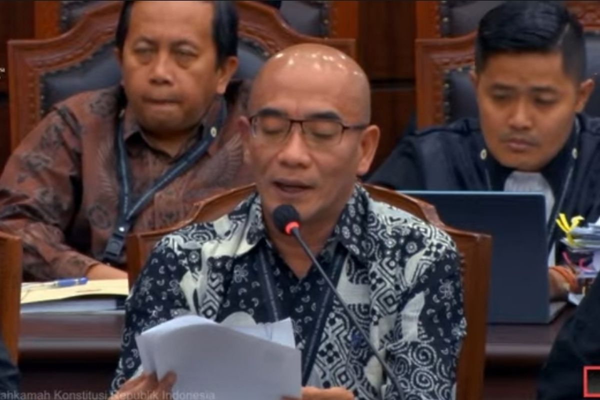 Mantan Ketua KPU RI, Hasyim Asy’ari, dalam sidang Perselisihan Hasil Pemilihan Umum (PHPU) terkait sengketa syarat pendidikan pencalonan Gibran di Gedung Mahkamah Konstitusi, Kamis (1/10/2026). (Dok. Tangkapan Layar)(Febrianto Adi Saputro)