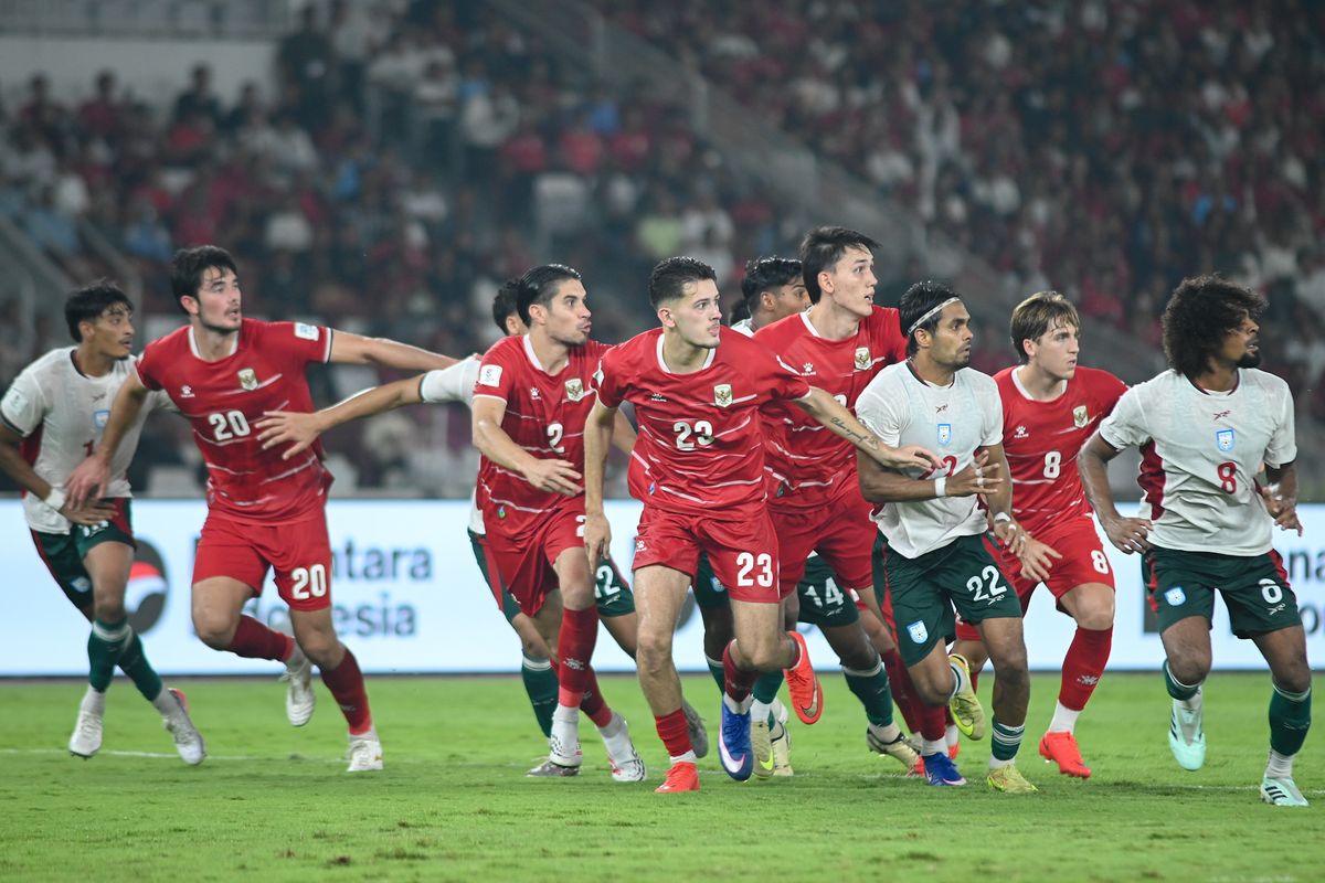 Aksi beberapa pemain jangkung Timnas Indonesia seperti Justin Hubner, Kevin Diks, Mitch Baker, Elkan Baagot yang hendak menyambut bola umpan tendangan bebas dalam pertandingan pamungkas Grup A FIFA ASEAN Cup 2026, melawan Bangladesh Kamis (1/10/2026) di Stadion Utama Gelora Bung Karno, Senayan, Jakarta. (KOMPAS.com/ADIL NURSALAM)
