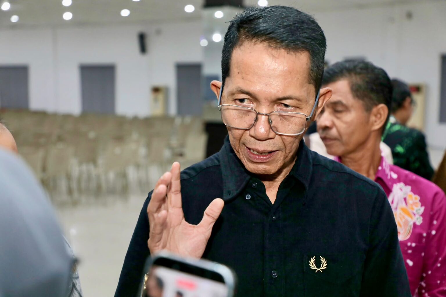 Wali Kota Batam, Amsakar Achmad, memberi keterangan kepada wartawan usai silaturahmi RT, RW, dan LPM se-Kecamatan Batu Aji di Aula UNRIKA Batam, Jumat (2/10/2026). HUMAS DISKOMINFO BATAM / RUMAWI