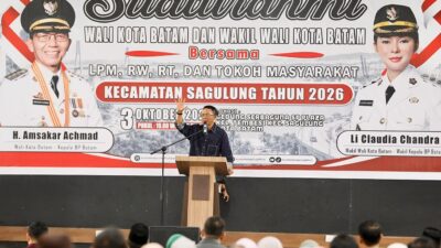 Wali Kota Batam, Amsakar Achmad, menyampaikan sambutan saat menghadiri silaturahmi bersama RT, RW, LPM se-Kecamatan Sagulung di Gedung Serbaguna Plaza Kecamatan Sagulung, Sabtu (3/10/2026) malam. HUMAS DISKOMINFO BATAM / RUMAWI