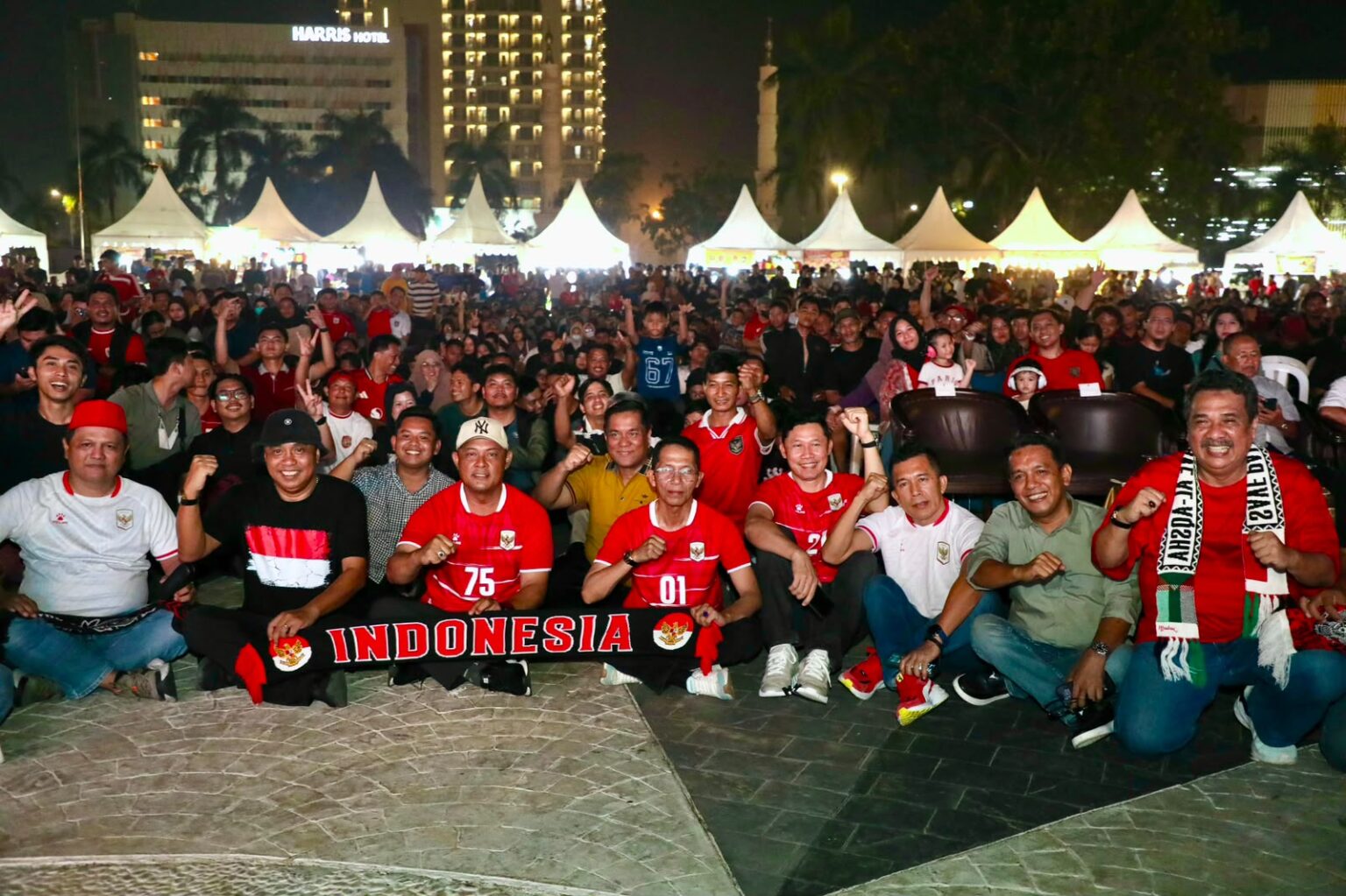 Wali Kota Batam, Amsakar Achmad, nobar Final FIFA ASEAN Cup 2026 bersama ribuan warga di Dataran Engku Putri, Batam Centre, Senin (5/10/2026). HUMAS DISKOMINFO BATAM / DHEO ANANDA PUTRA