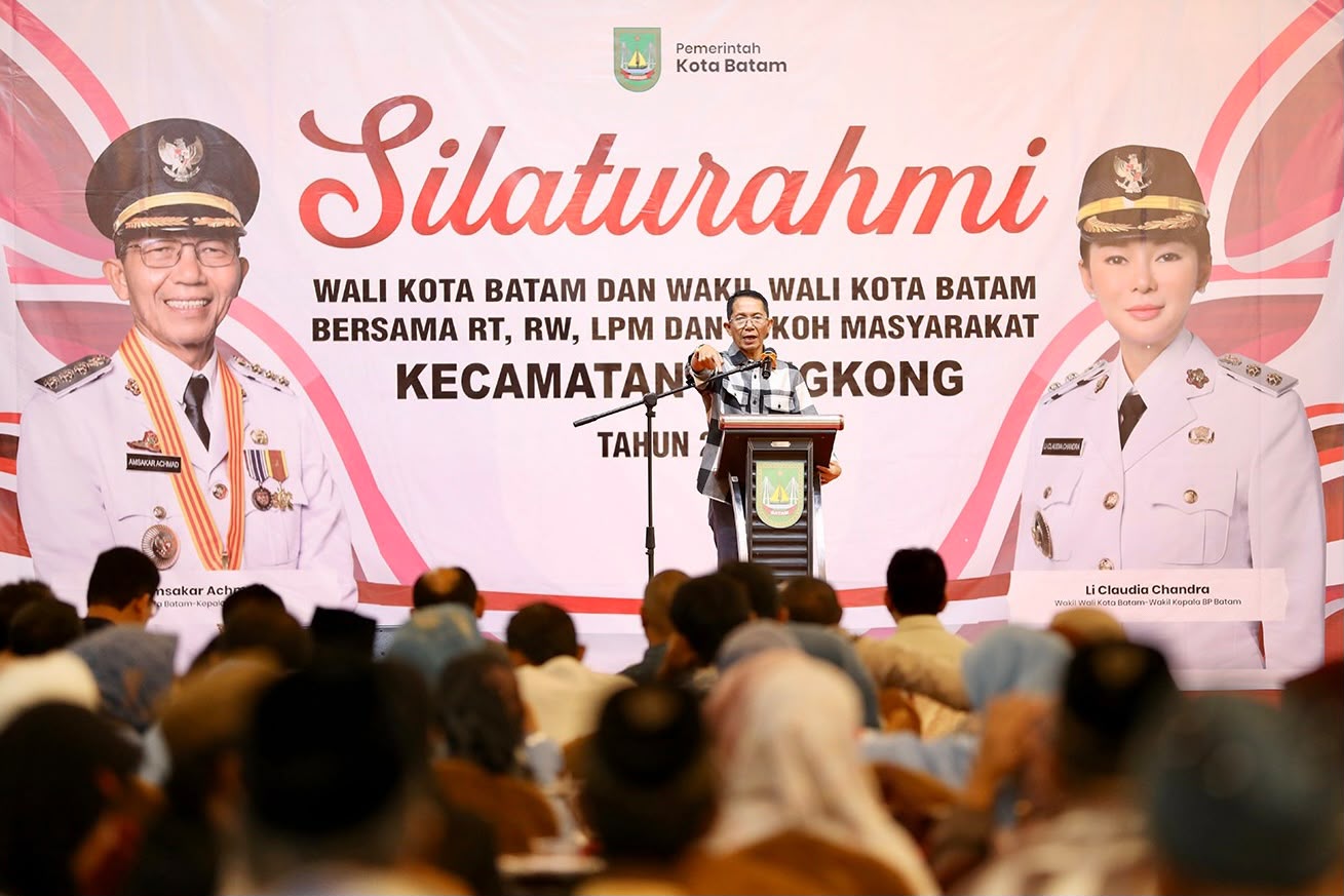Wali Kota Batam, Amsakar Achmad, menyampaikan sambutan saat silaturahmi bersama RT, RW, LPM se-Kecamatan Bengkong di Golden Prawn, Selasa (6/10/2026). HUMAS DISKOMINFO BATAM
