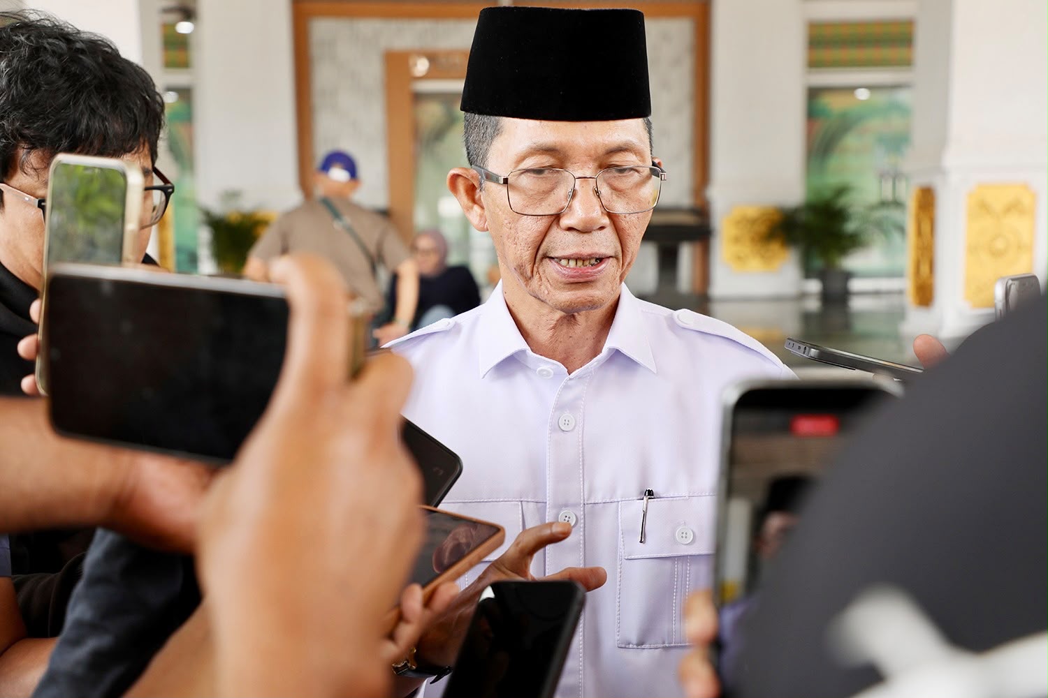 Wali Kota Batam, Amsakar Achmad, memberi keterangan kepada awak media usai sidang paripurna di DPRD Kota Batam, Rabu (7/10/2026). HUMAS DISKOMINFO BATAM