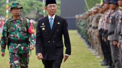 Wali Kota Batam, Amsakar Achmad, mengecek kesiapan pasukan saat membuka TMMD ke-130 di Lapangan Garuda, Kelurahan Mangsang, Sei Beduk, Selasa (13/10/2026). HUMAS DISKOMINFO BATAM / DHEO ANANDA PUTRA