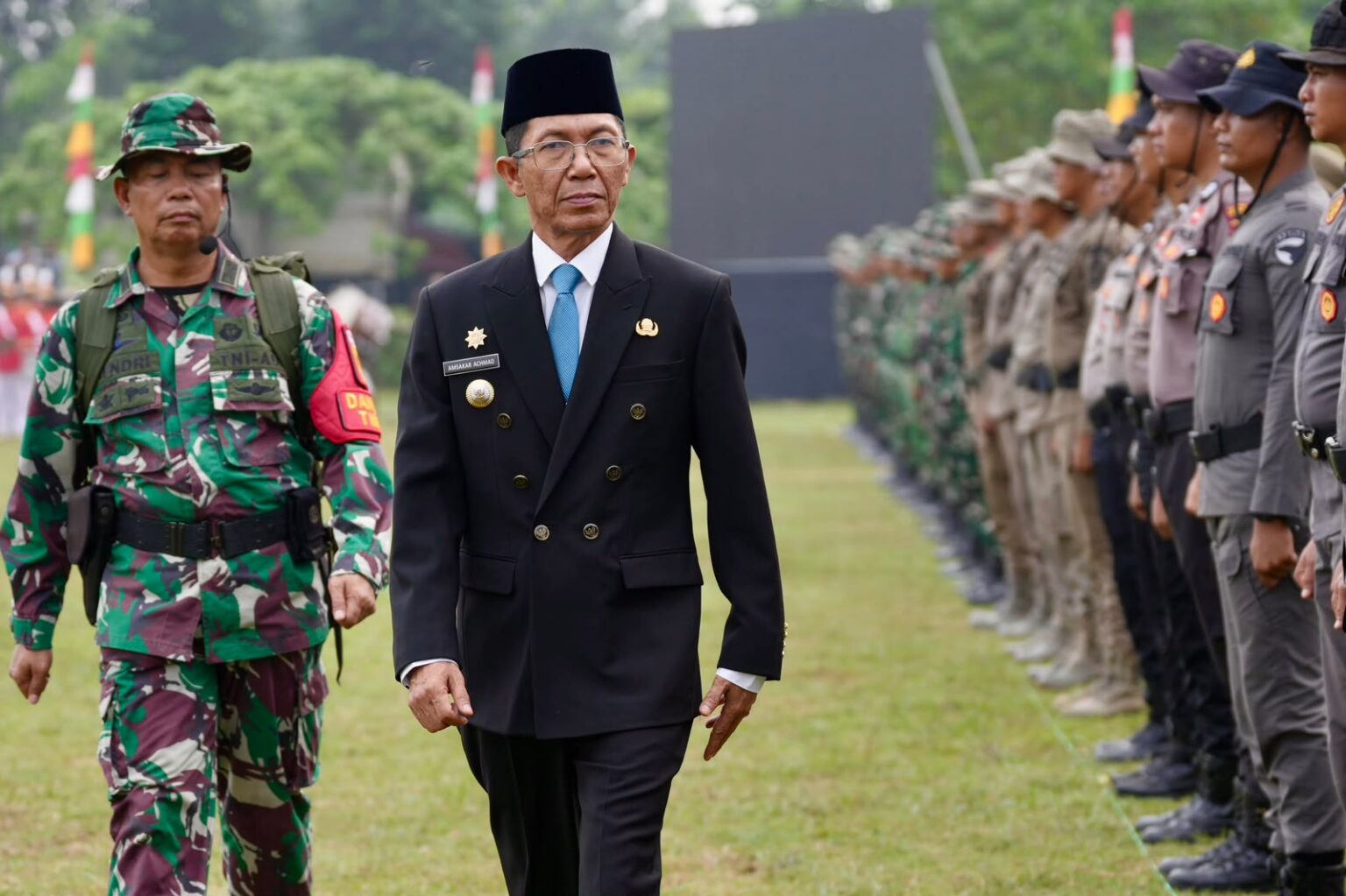 Wali Kota Batam, Amsakar Achmad, mengecek kesiapan pasukan saat membuka TMMD ke-130 di Lapangan Garuda, Kelurahan Mangsang, Sei Beduk, Selasa (13/10/2026). HUMAS DISKOMINFO BATAM / DHEO ANANDA PUTRA