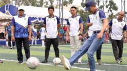 Wali Kota Batam, Amsakar Achmad, menendang bola saat membuka Kejuaraan Minisoccer dalam rangka HUT ke-26 DPRD Kota Batam di Lapangan Gama Minisoccer, Bengkong, Sabtu (17/10/2026). HUMAS DISKOMINFO BATAM / DHEO ANANDA PUTRA