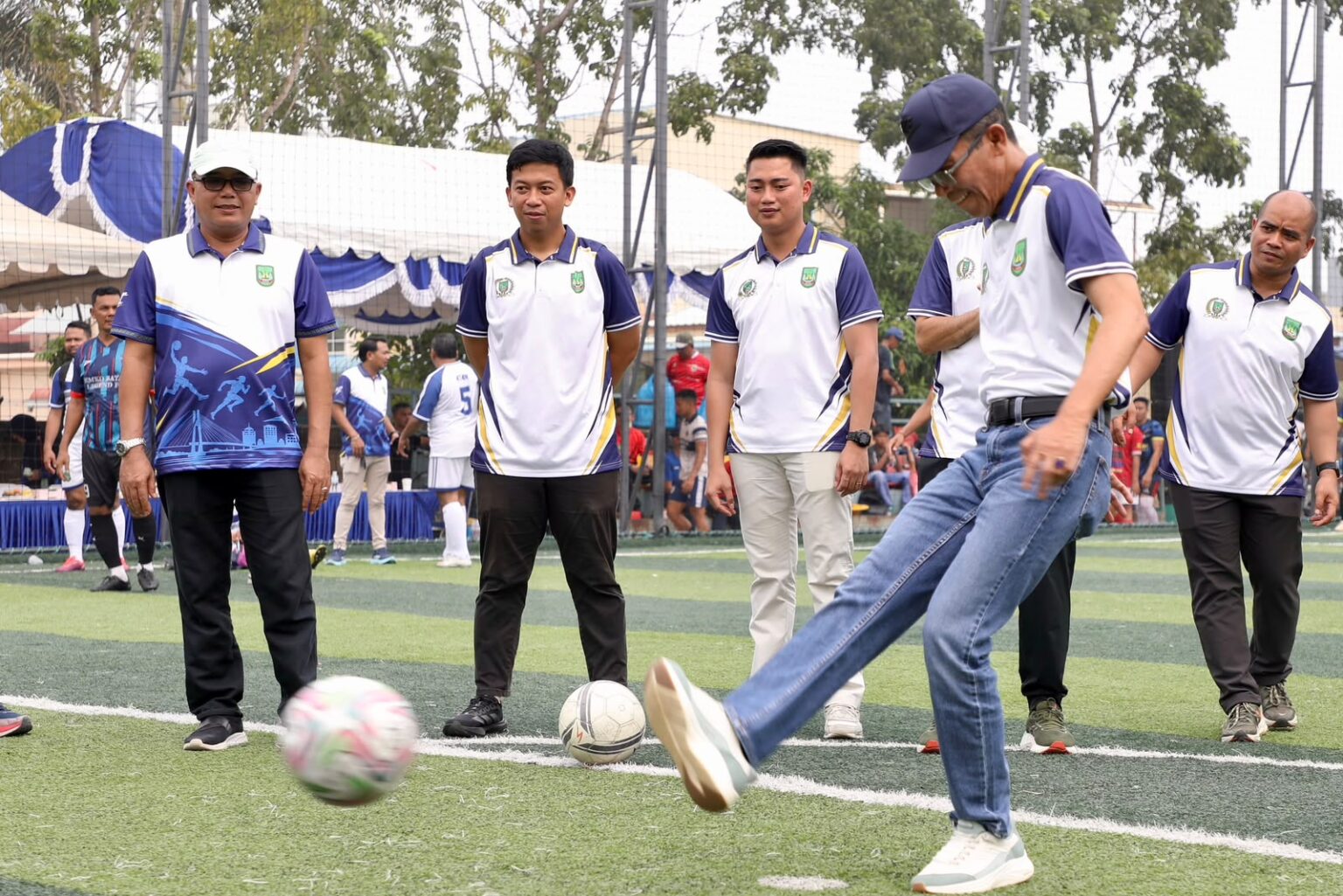 Wali Kota Batam, Amsakar Achmad, menendang bola saat membuka Kejuaraan Minisoccer dalam rangka HUT ke-26 DPRD Kota Batam di Lapangan Gama Minisoccer, Bengkong, Sabtu (17/10/2026). HUMAS DISKOMINFO BATAM / DHEO ANANDA PUTRA