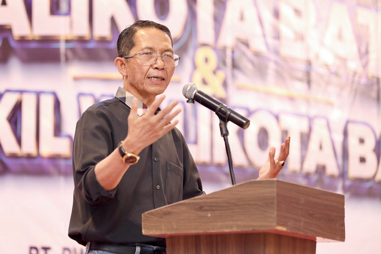 Wali Kota Batam, Amsakar Achmad, menyampaikan sambutan saat menghadiri silaturahmi bersama RT, RW, dan LPM se-Kecamatan Nongsa di Hokkie Hotel Batam, Kompleks Punggur Center, Kabil, Nongsa, Minggu (18/10/2026). HUMAS DISKOMINFO BATAM / RUMAWI