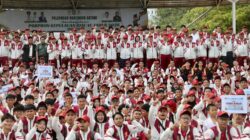 Sekda Batam, Firmansyah, bersama atlet Batam saat pelepasan atlet Porprov Kepri di Dataran Engku Putri, Batam, Selasa (27/10/2026). HUMAS DISKOMINFO BATAM / ADE RAHMATULLAH