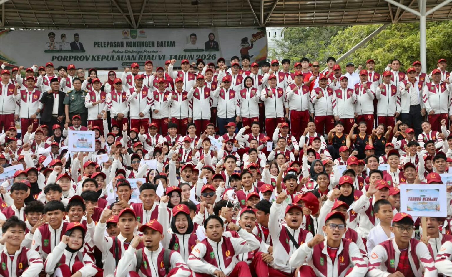 Sekda Batam, Firmansyah, bersama atlet Batam saat pelepasan atlet Porprov Kepri di Dataran Engku Putri, Batam, Selasa (27/10/2026). HUMAS DISKOMINFO BATAM / ADE RAHMATULLAH