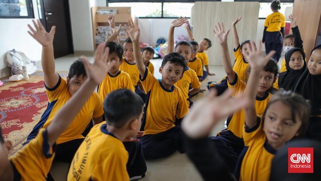 Komisi X DPR mendukung rencana kebijakan tak naik kelas untuk siswa SD-SMA mulai 2027/2028, namun mewanti-wanti dampak psikologis siswa. (CNN Indonesia/Adhi Wicaksono)