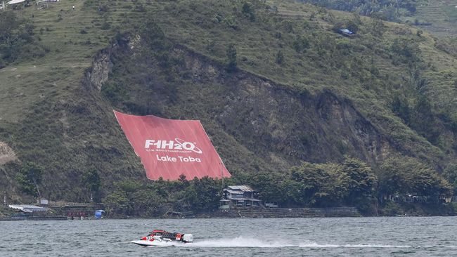 Ilustrasi. Danau Toba. (ANTARA FOTO/M RISYAL HIDAYAT) Baca artikel CNN Indonesia "Wisata Danau Toba Terganggu Asap Karhutla" selengkapnya di sini: https://www.cnnindonesia.com/gaya-hidup/20261015063606-269-1415452/wisata-danau-toba-terganggu-asap-karhutla. Download Apps CNN Indonesia sekarang https://app.cnnindonesia.com/