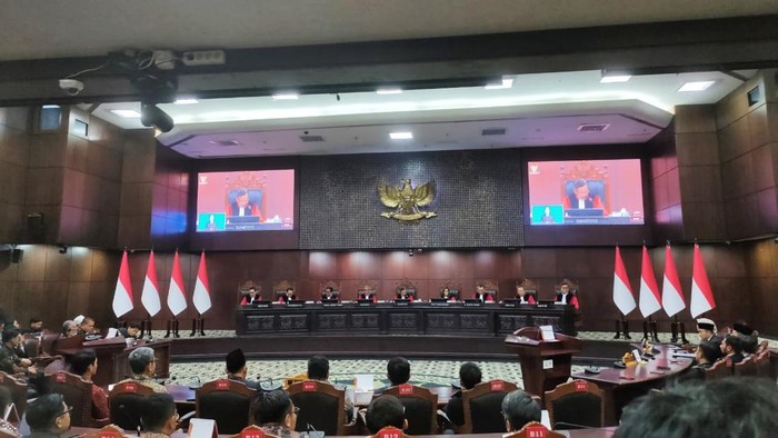 Sidang putusan gugatan terkait syarat pendidikan Gibran di MK. (Mulia/detikcom)
